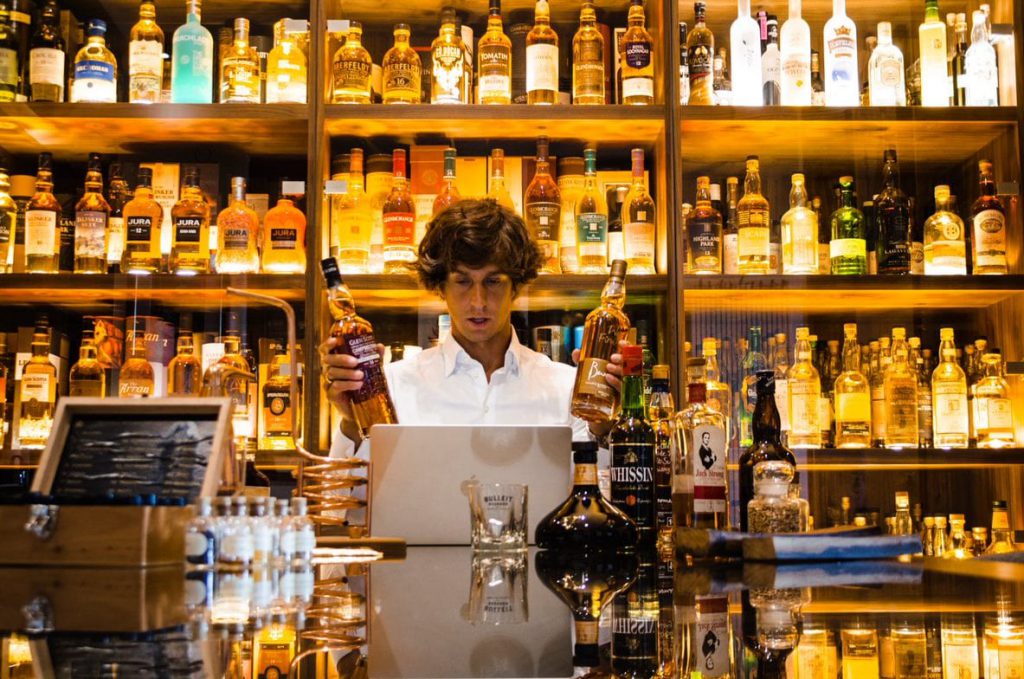 ekspert whisky na prezentacji